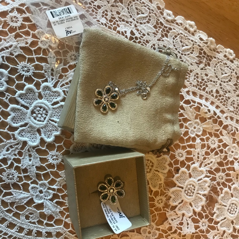 NWT Beautiful green diopside ring and necklace!